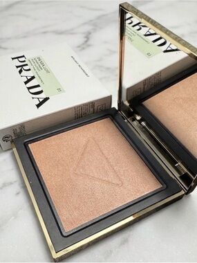Prada Light Glowing
Highlighter Powder 01